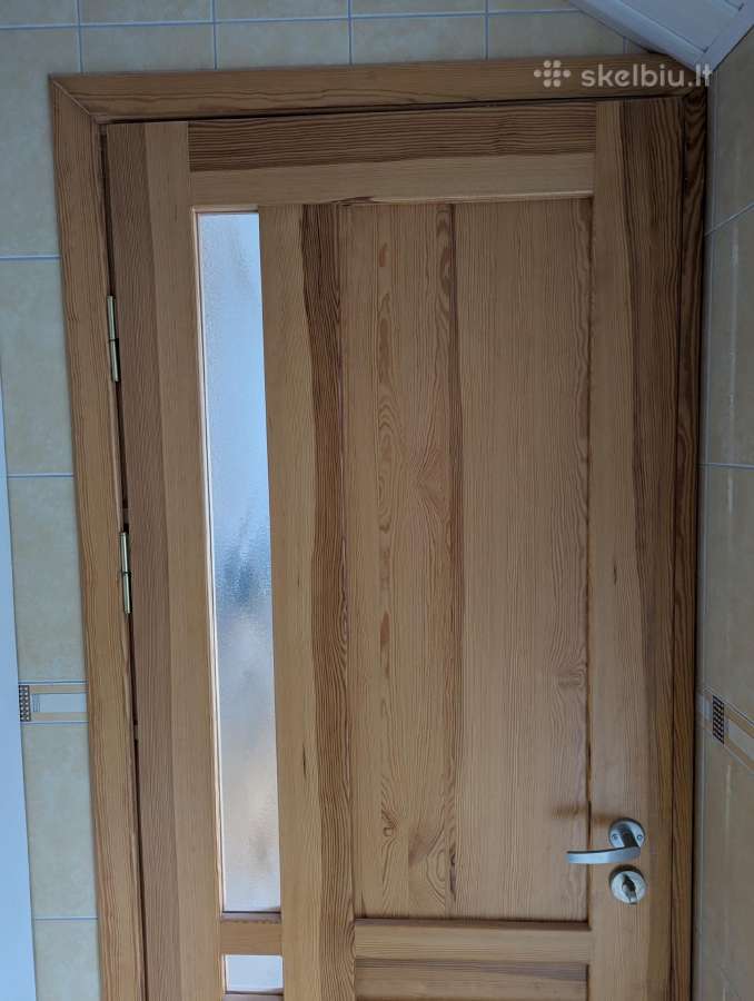 Vidinės pušinės durys su stakta.