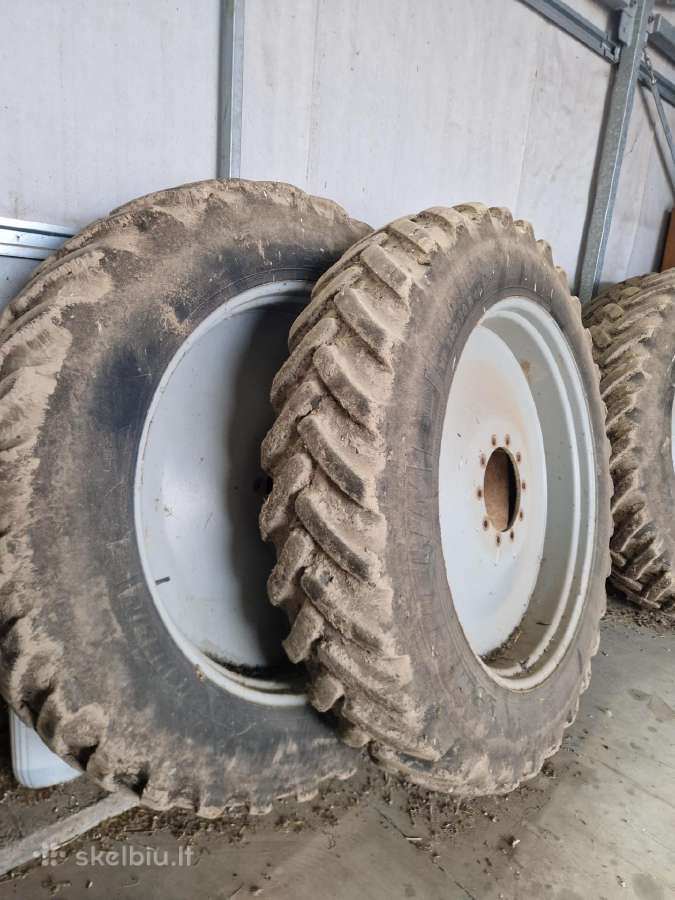 Parduodu padangas ir kably traktoriui 400e