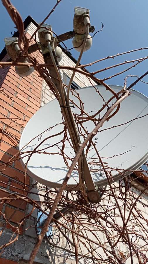 Satelitinė antena su 3 galvutėm bei tvirtinimu