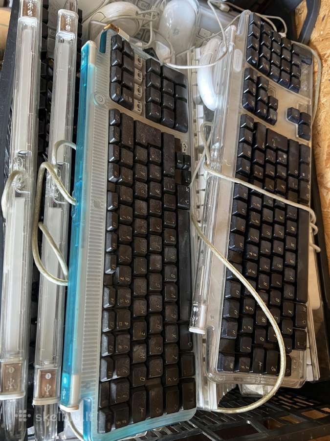 Apple klaviatūros, pelės, yra beleidžių keli vnt.