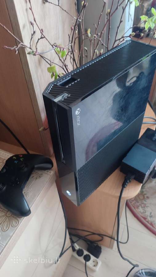 Xbox One su daug zaidimu.