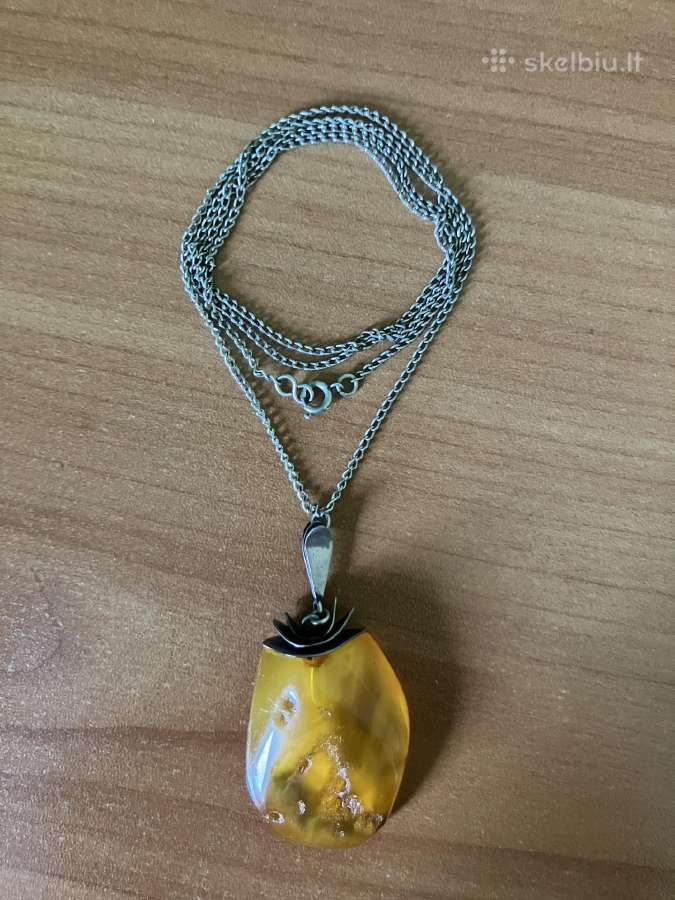Vintažinis gintarinis papuošalas