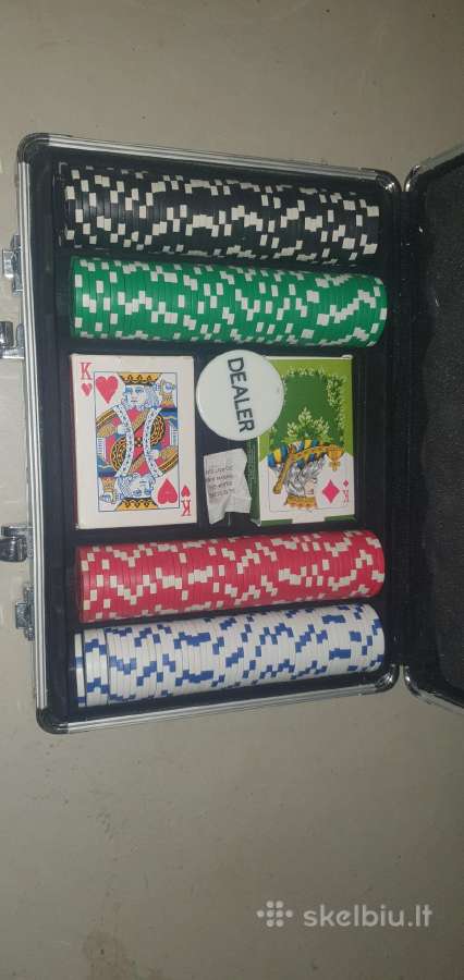 Pokerio lagaminas žetonai su kortomis.