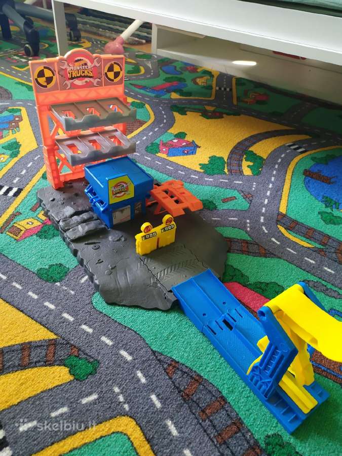Hot Wheels Monster Trucks Blast Station