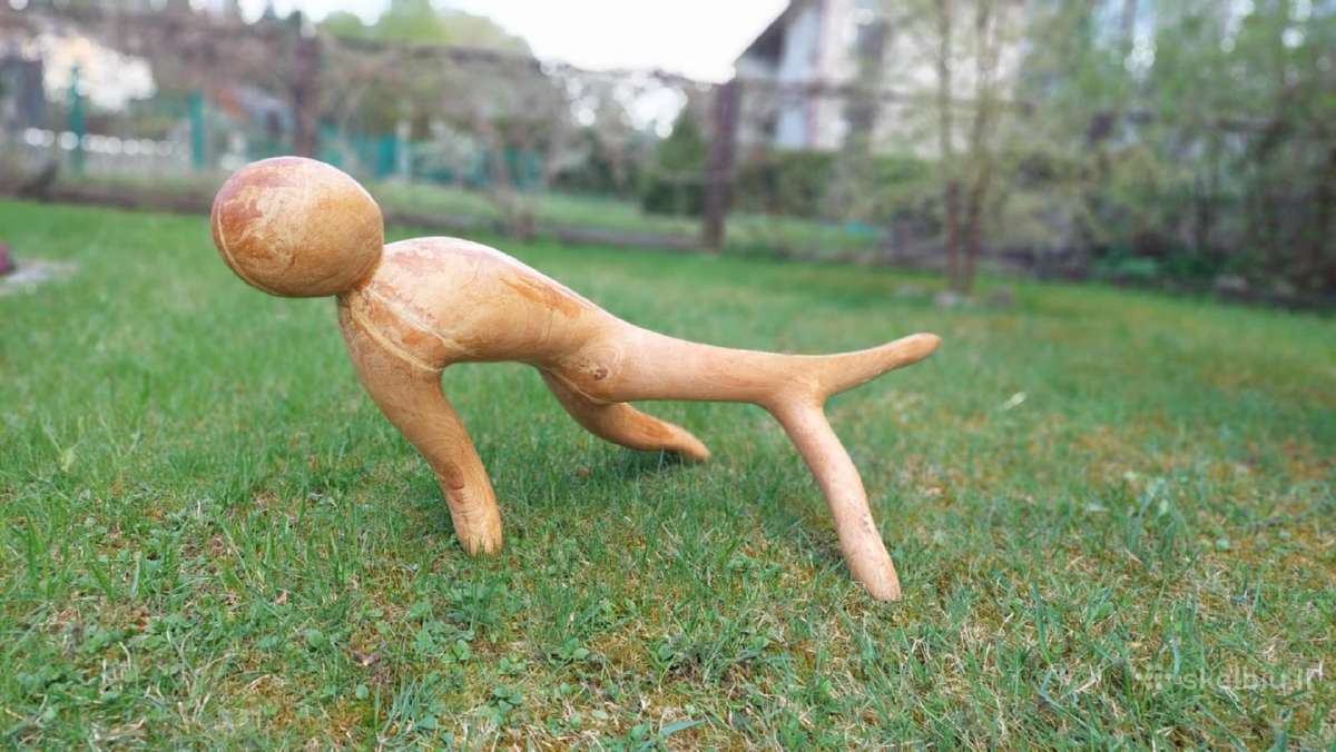 M. Strioga medžio skulptūra "Joga"