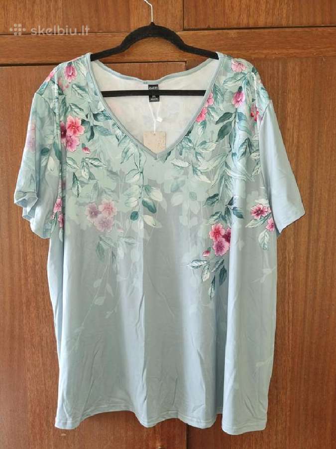 Vasarinė žalsva gėlėta palaidinė (plus size)