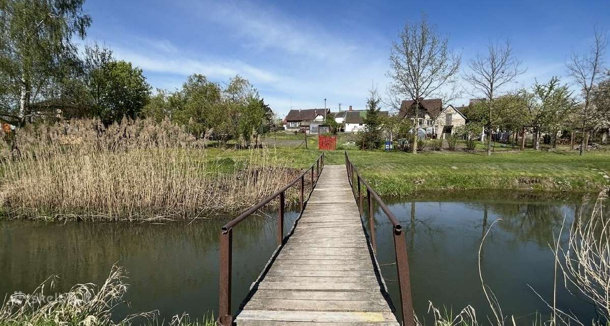Parduodama dalis namo. Sklypas ribojasi su upe.