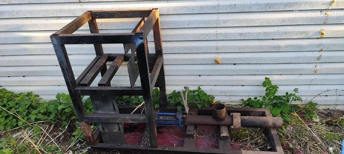 Tvirta metalo konstrukcija su cilindru