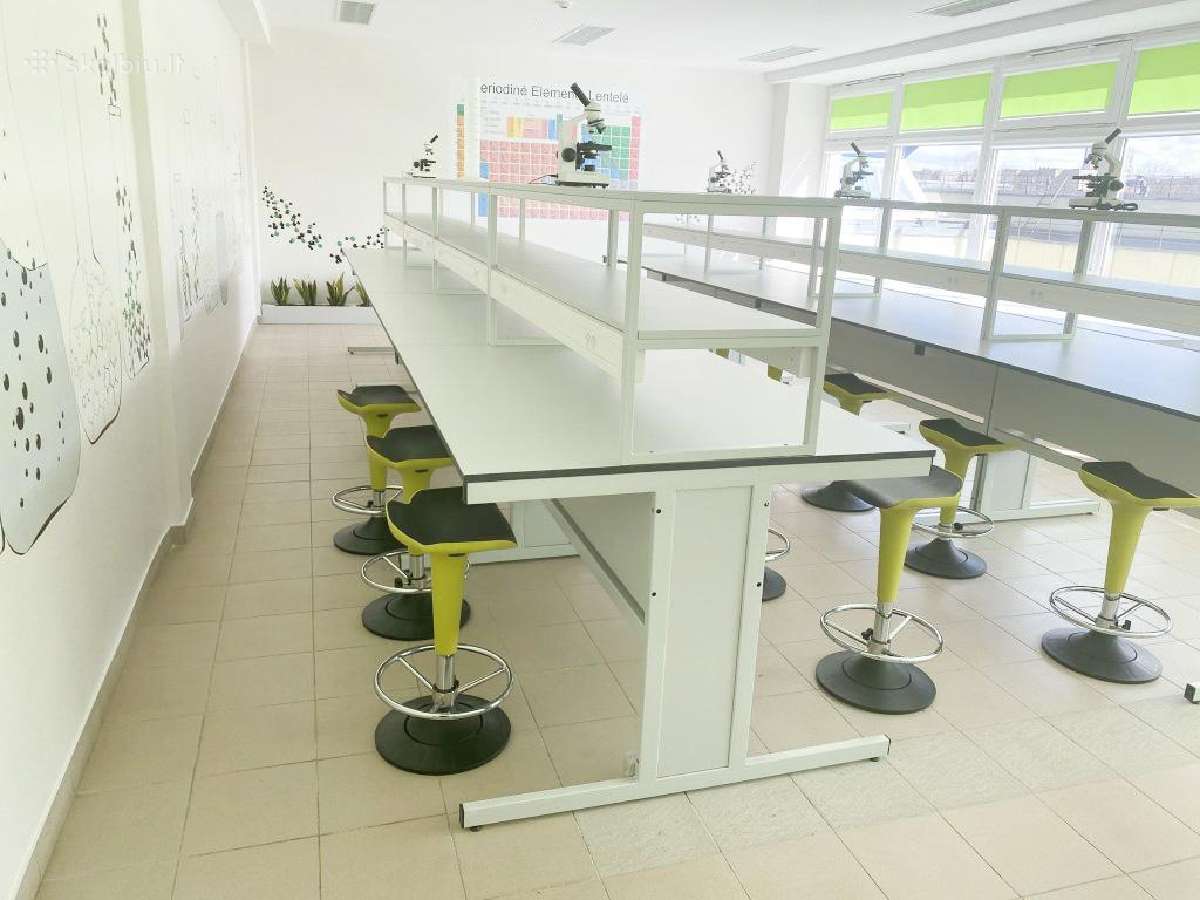 Modernūs baldai laboratorijai