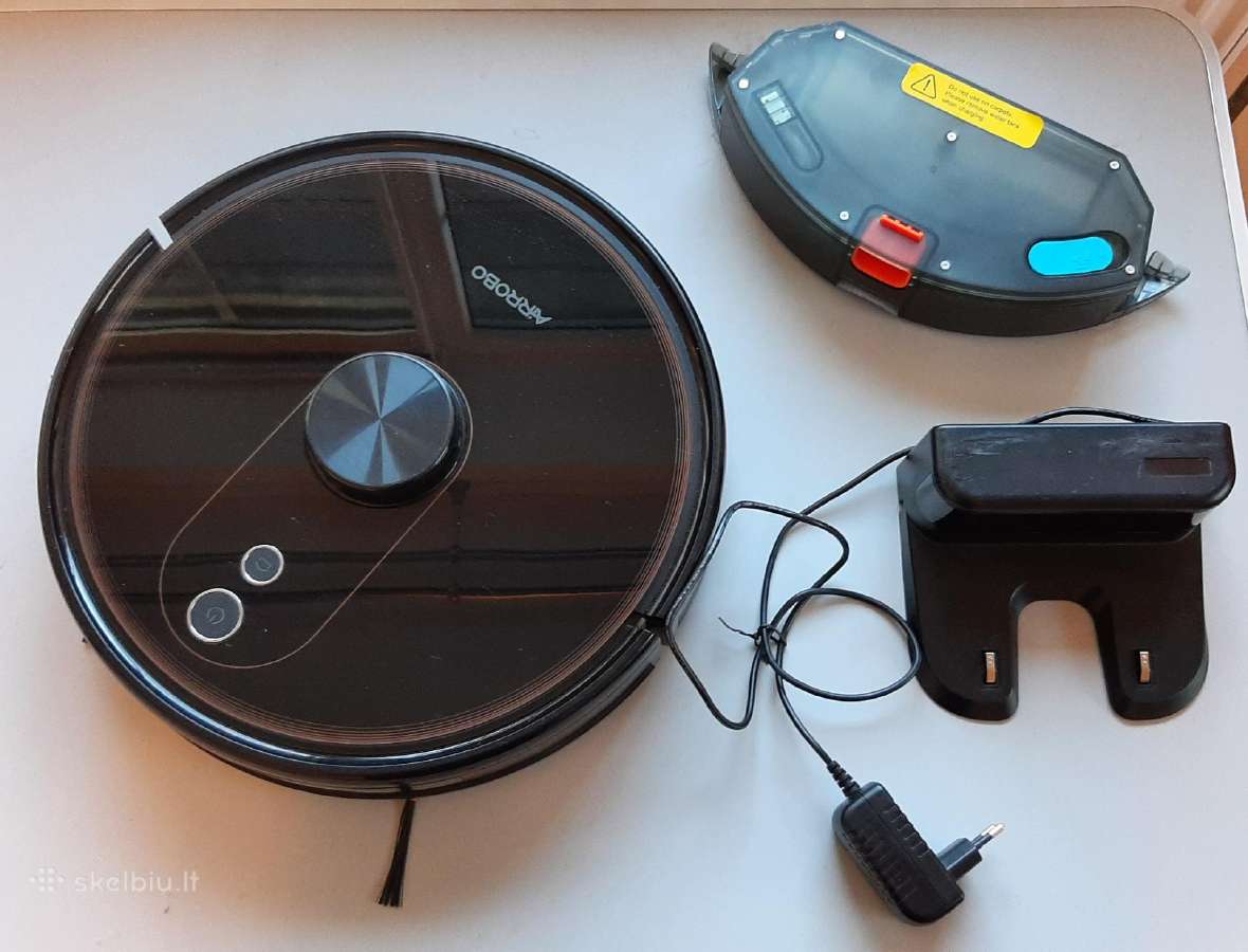 Dulkių siurblys- robotas su plovimo funkcija.