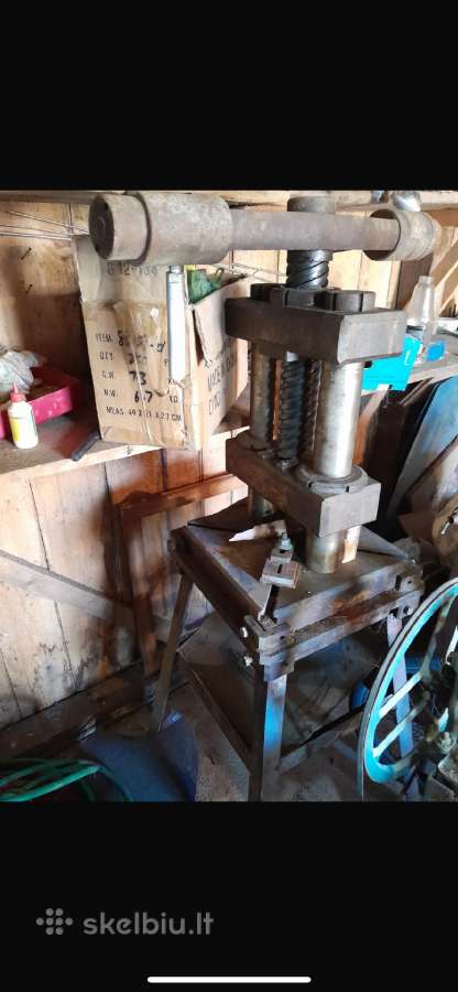 Sraigtinis Presas metaliniu formu štampavimui