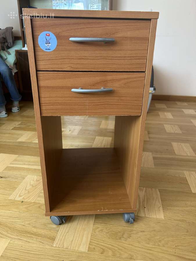 Spintelė prie rašomojo stalo