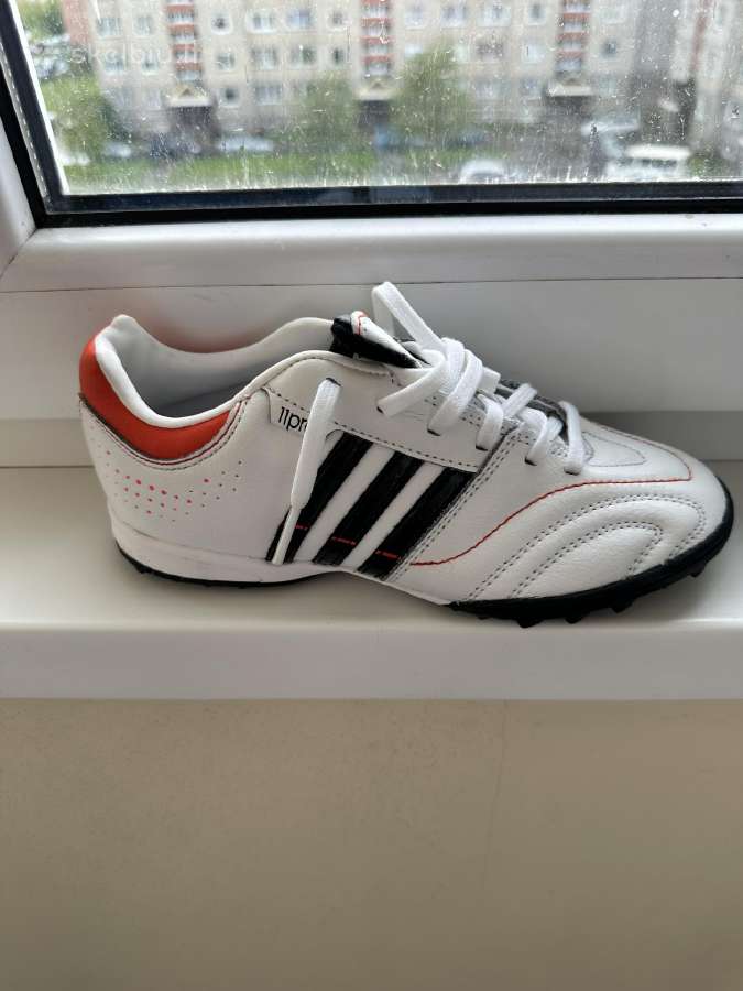 Adidas futbolo bateliai