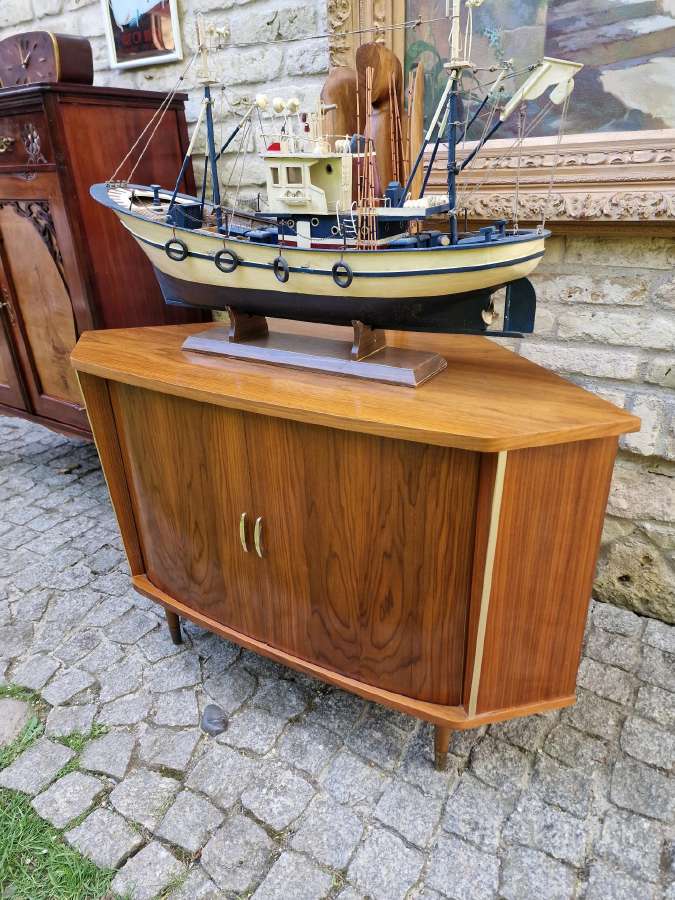 Vintažinė mid century riešuto kampinė spintelė