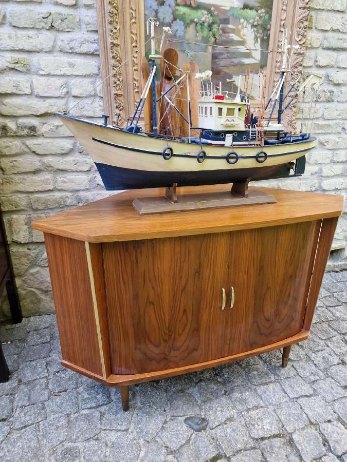 Vintažinė mid century riešuto kampinė spintelė - nuotraukos Nr. 4