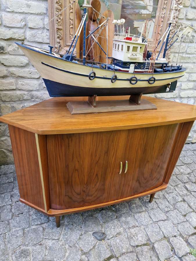 Vintažinė mid century riešuto kampinė spintelė - nuotraukos Nr. 18