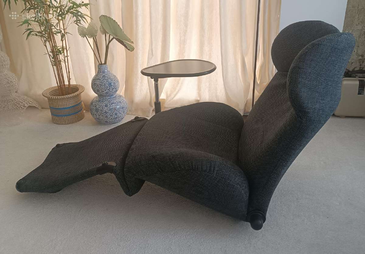 Ikoninis Cassina fotelis/šezlongas su staliuku.