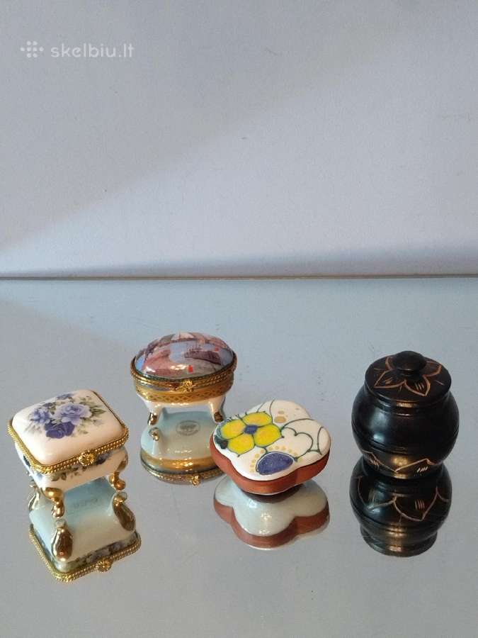 Įvairios vintažines dėžutės papuošalams.