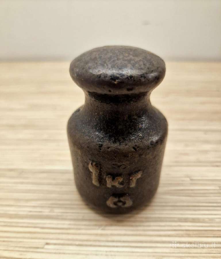 Metalinis svarmuo 1 kg. Matmenys 8 x6 cm.