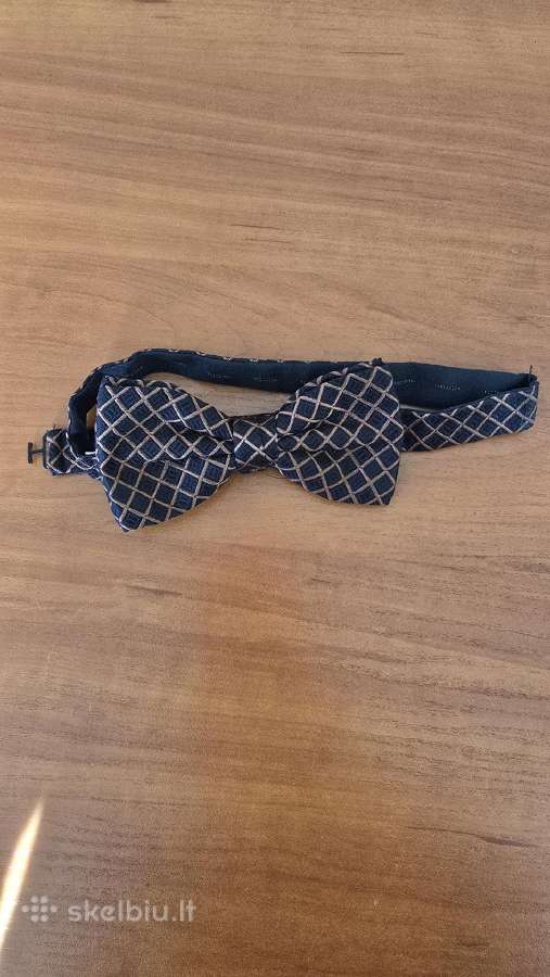 Juoda ( su truputi rudos spalvos ) peteliškė