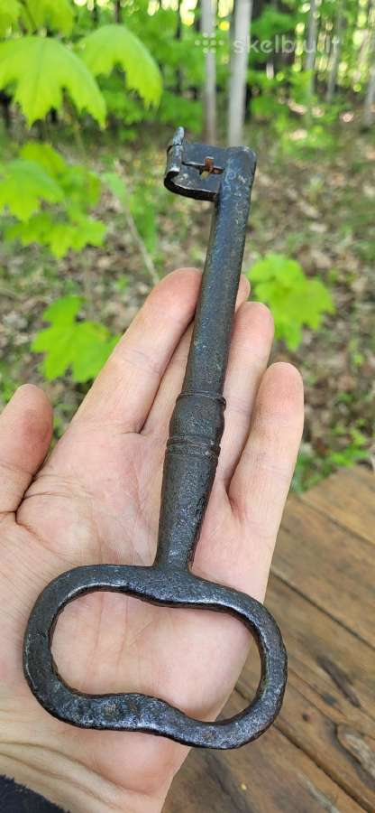 Senovinį 23 cm(!) raktą – tikrą interjero perliuką