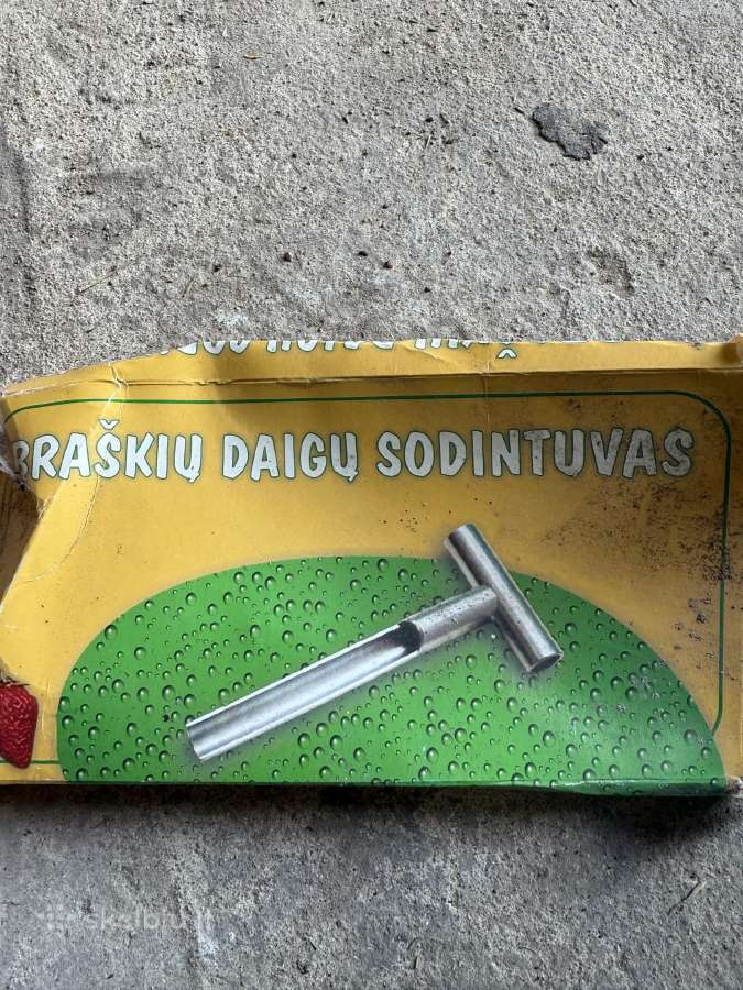 Braškių daigų sodintuvas