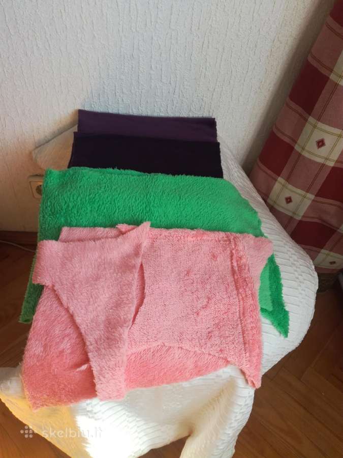 Mažos pliušinės audinių atraižos rankdarbiams