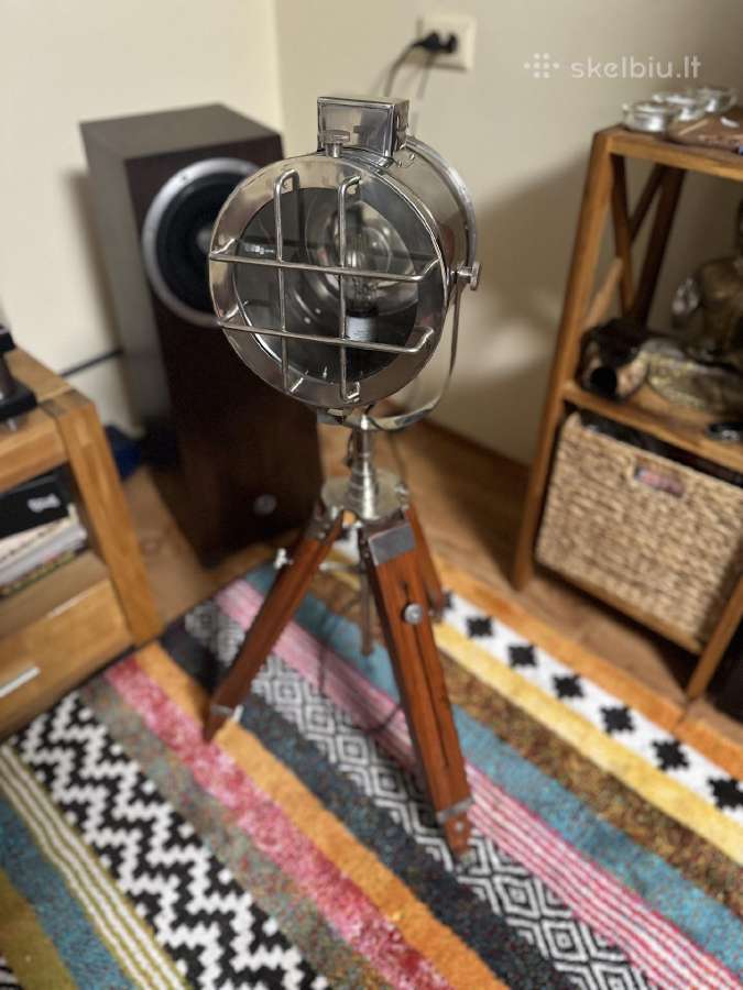 Tripod trikojis pastatomas šviestuvas