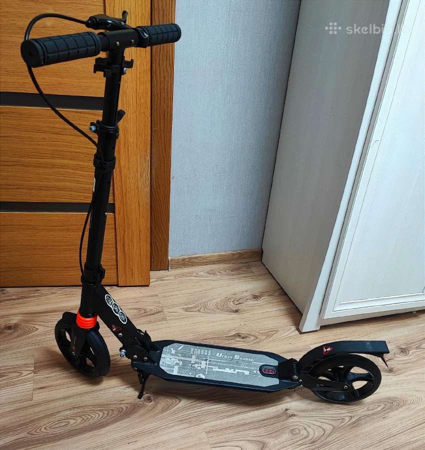 Urban paspirtukas su rankiniu ir kojiniu stabdžiu