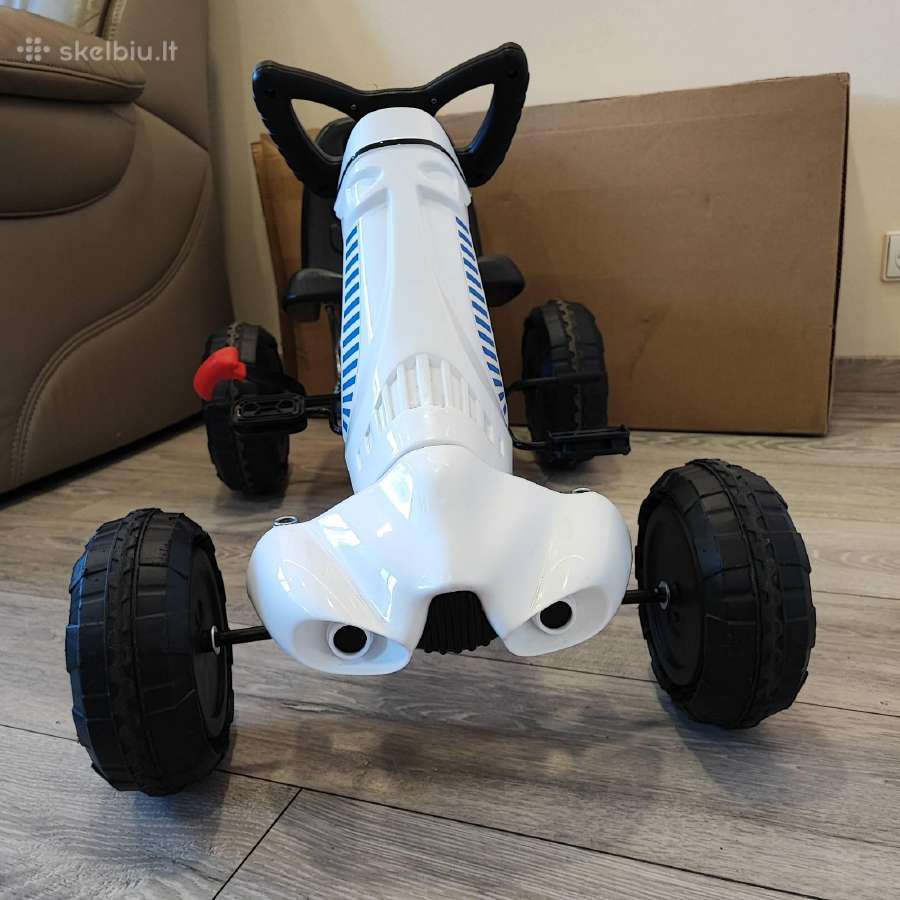 Vaikiškas kartingas su pedalais.
