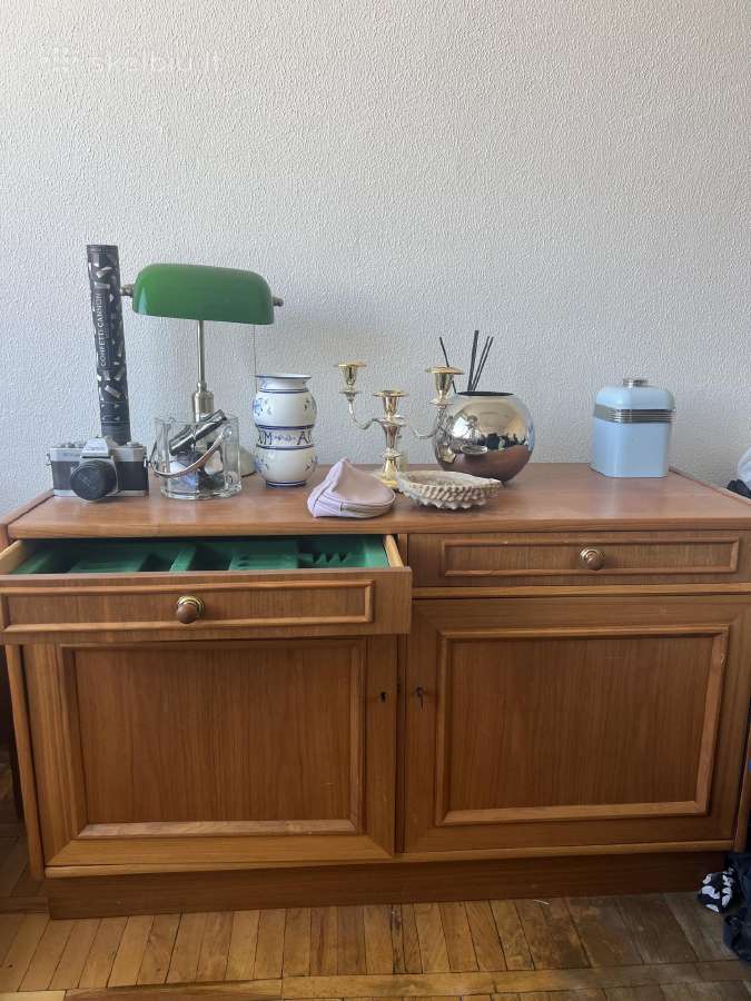 Mid century medine komoda su viduje zaliu veliuru