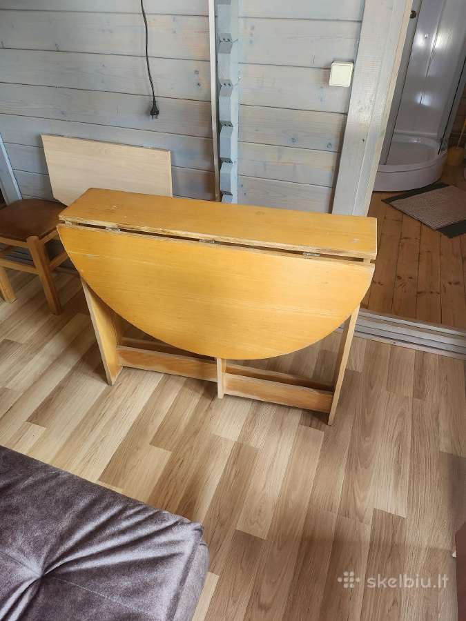 Sulankstomas dėvėtas svetainės stalas