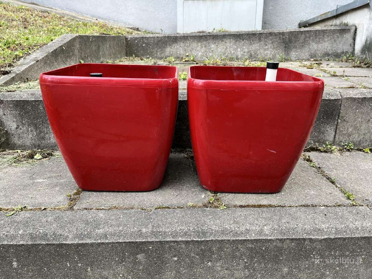Įvairūs naudoti vazonai gėlėms