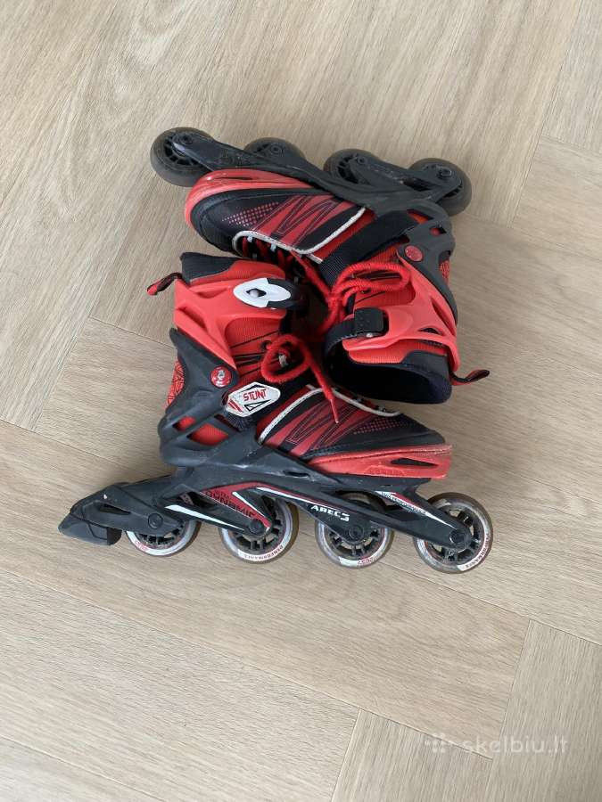Raudoni stunt riedučiai
