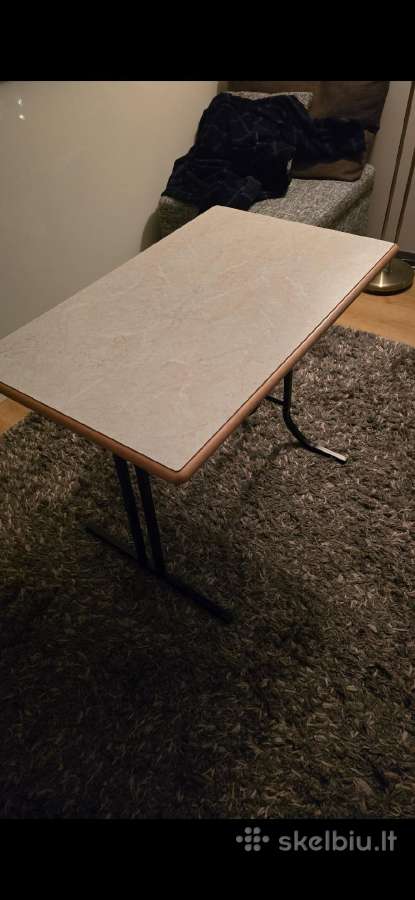 Laisvai pastatomas sulankstomas kemperio stalas.