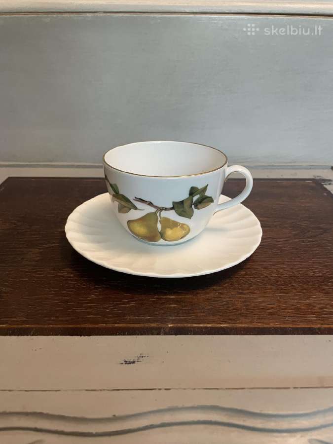 Puodelis Royal Worcester su lėkštute