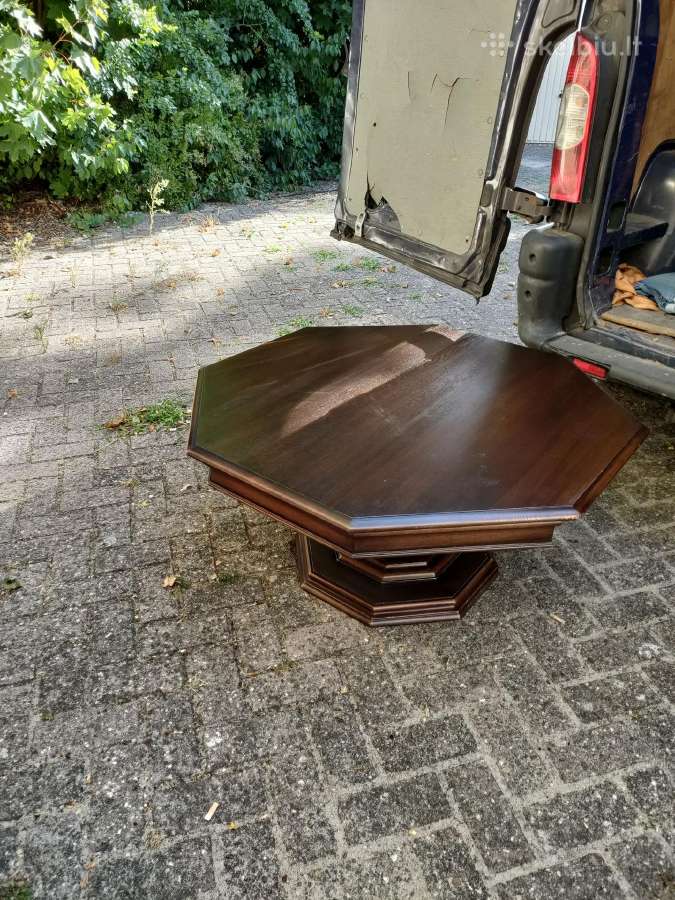 Kavos, salono, zurnalinis staliukas.