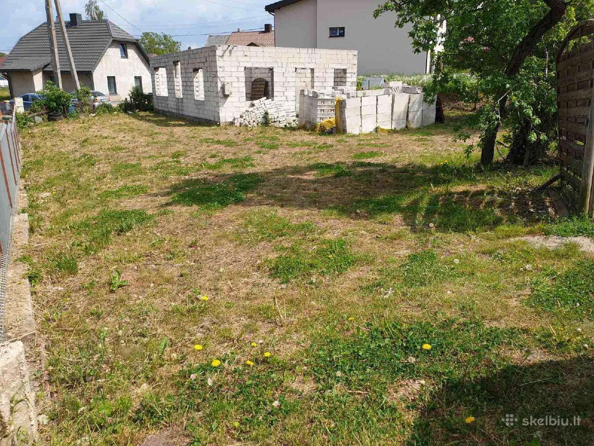 Parduodamas sklypas su nebaigtu statyti namu.
