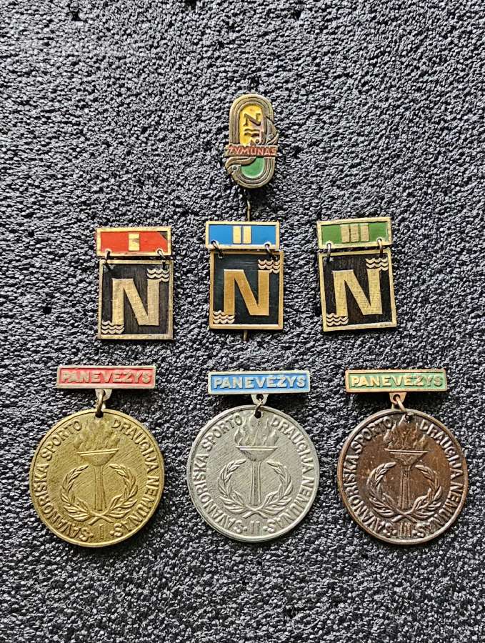 "Nemuno" klubo ženkliukai + žymūnas + medaliai.