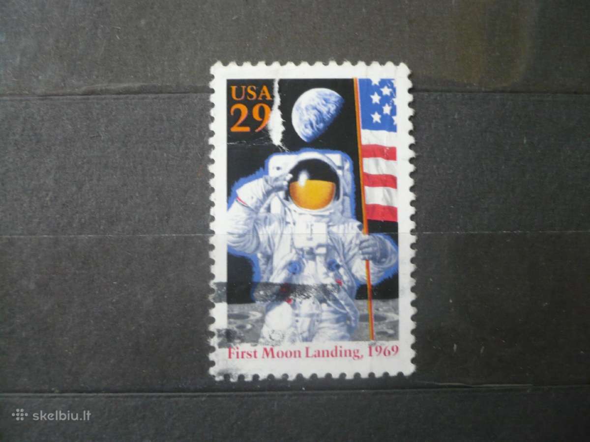 1994 m. „apollo“ astronautas pagerbia vėliavą