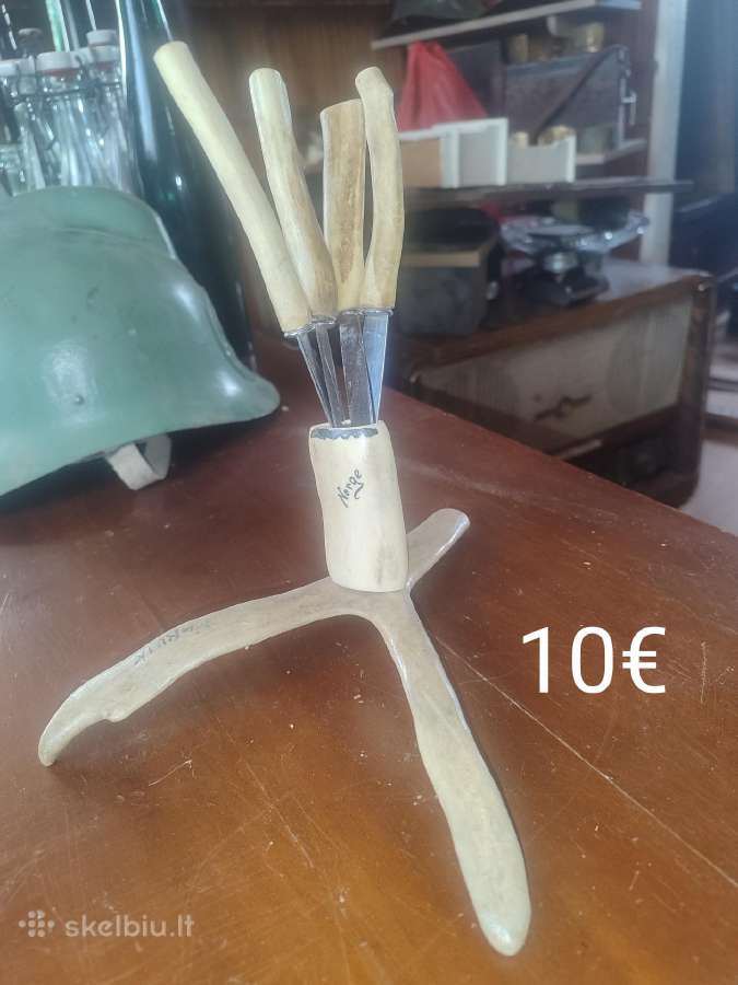 Vintažinis peilių stovas su peiliais namų dekoraci
