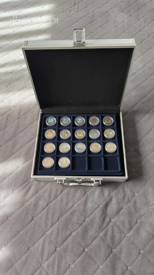 2€ spalvomis dengtos monetos