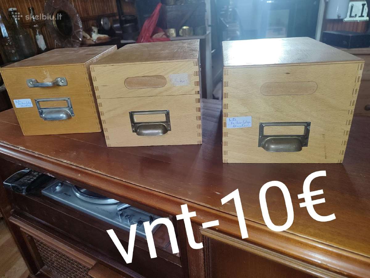 Trys medinės dėžutė daiktams kolekcijoms