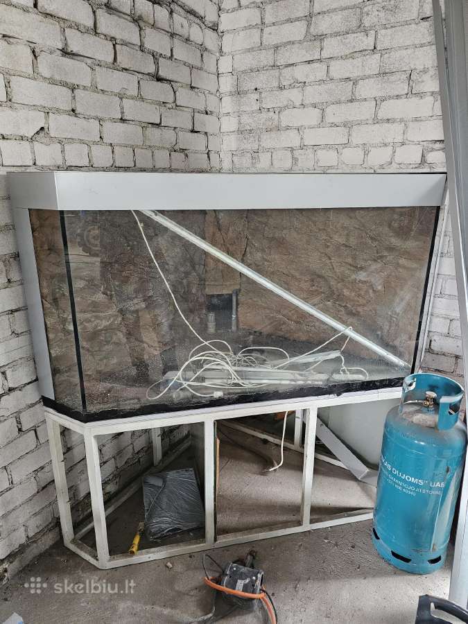 Parduodu 1000ltr akvariumą su rėmu/spintele