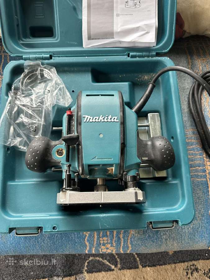 Parduodu Makite freza 1/4 900w 220v
