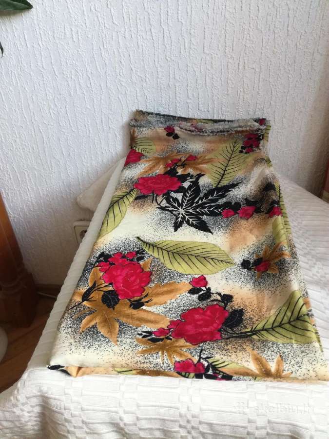 Labai gražus senų laikų audinys su blizgučiu - nuotraukos Nr. 2