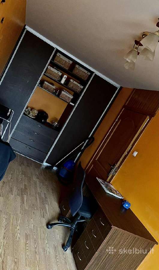 Rasomas stalas su kede talpus
