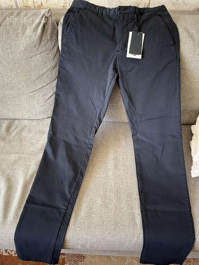 Parduodu visi6kai naujas kelnes Tommy Hilfiger