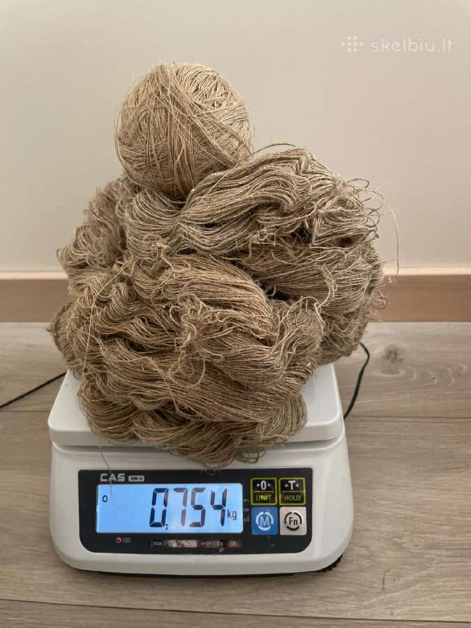 Lininiai siūlai svoris 754 gr,