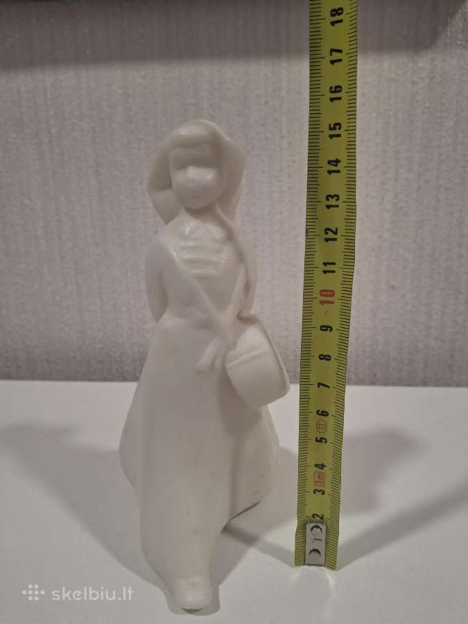 Sena statulele bugnininkas.medziaga(glazura)
